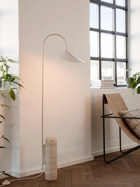 Arum Gulvlampe fra Ferm Living - Sort - Jacobsen Plus