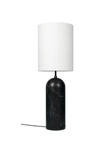 Gravity High XL Gulvlampe, hvid skærm fra GUBI - Sort marmor - Jacobsen Plus