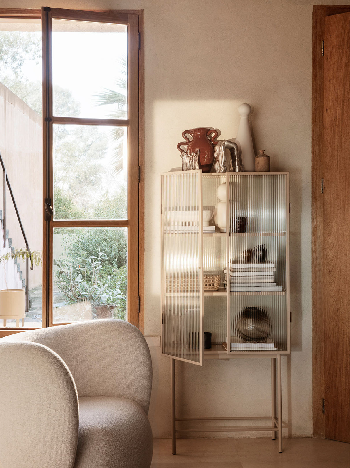 Haze vitrineskab, reeded glass fra Ferm Living - 1 - Jacobsen Plus