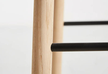 Mono Bar Stool fra Woud - Lav (sædehøjde 65 cm) / Sort - Jacobsen Plus