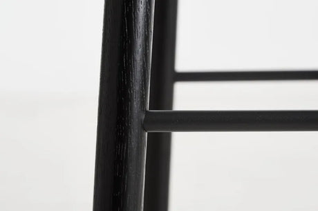 Mono Bar Stool fra Woud - Lav (sædehøjde 65 cm) / Sort - Jacobsen Plus