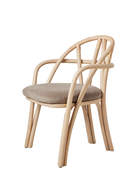 Bistra Dining Armchair fra GUBI - Natural Lacquered Rattan / Fustagno 002 - Jacobsen Plus