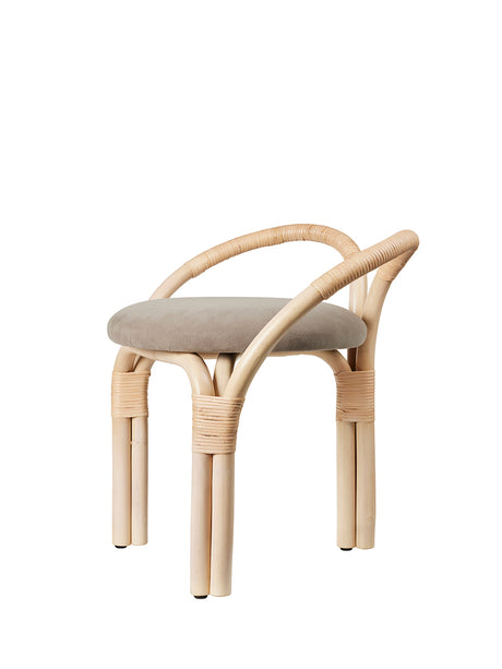 Bistra Stool fra GUBI - Natural Lacquered Rattan / Fustagno 002 - Jacobsen Plus