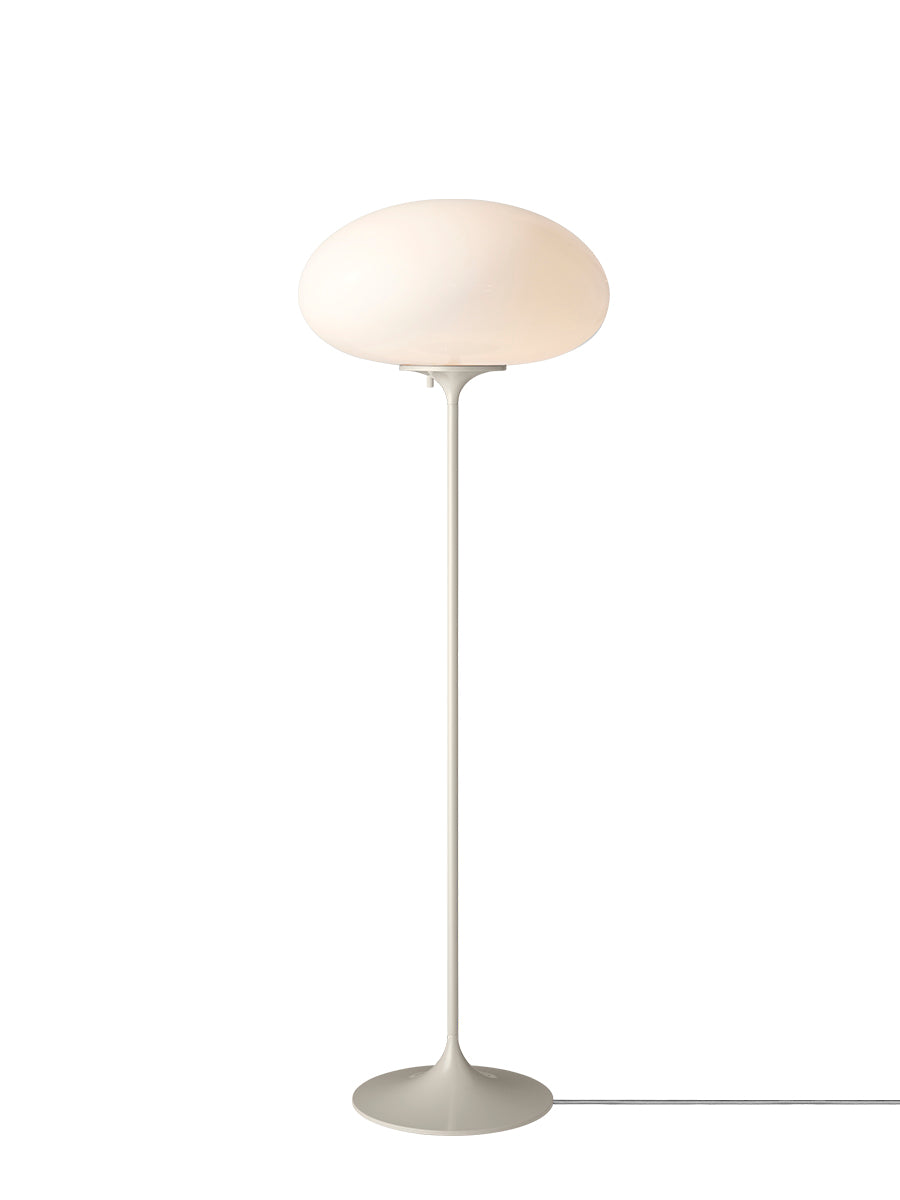 Stemlite opal gulvlampe, H110 fra GUBI - Pebble Grey - Jacobsen Plus