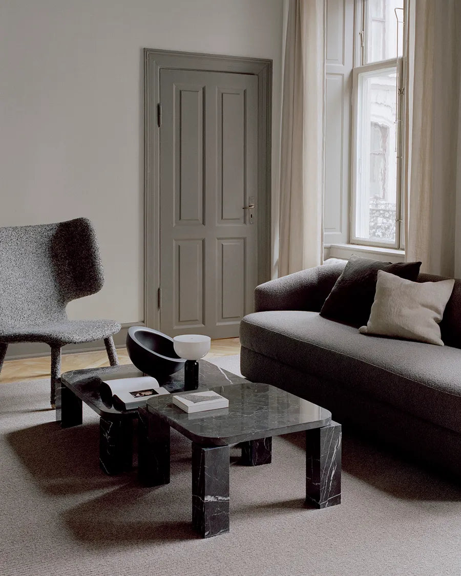 Atlas Sofabord 600x600, Costa Black Marble fra New Works