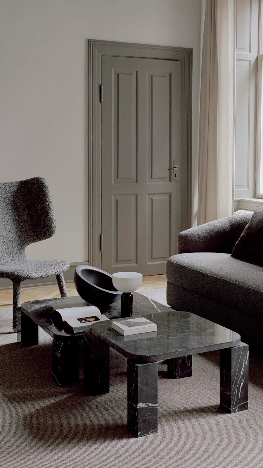 Atlas Sofabord 820x820, Costa Black Marble fra New Works