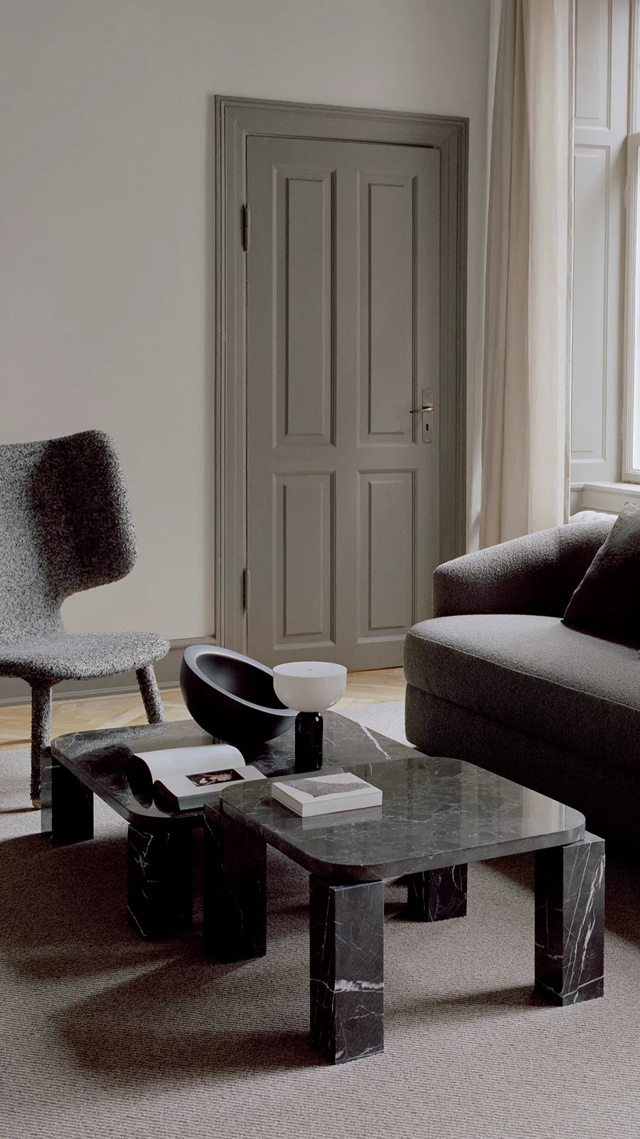 Atlas Sofabord 600x600, Costa Black Marble fra New Works