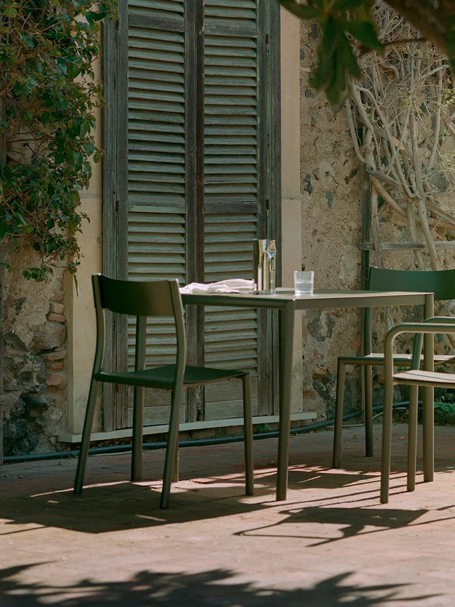 May sæt, 2 stole og bord 85x85 i dark green fra New Works