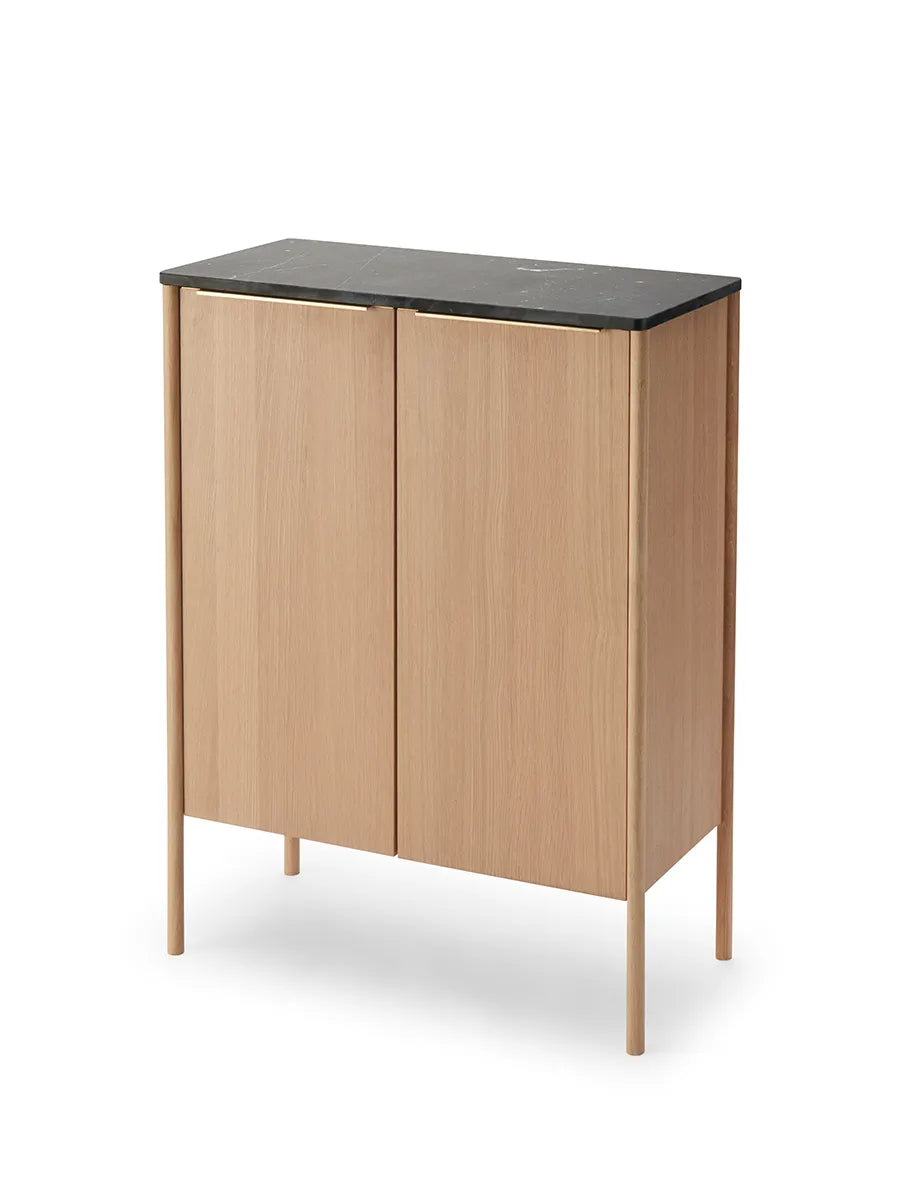 Skagerak Jut High Cabinet fra Fritz Hansen - Olieret eg & sort marmor - Jacobsen Plus