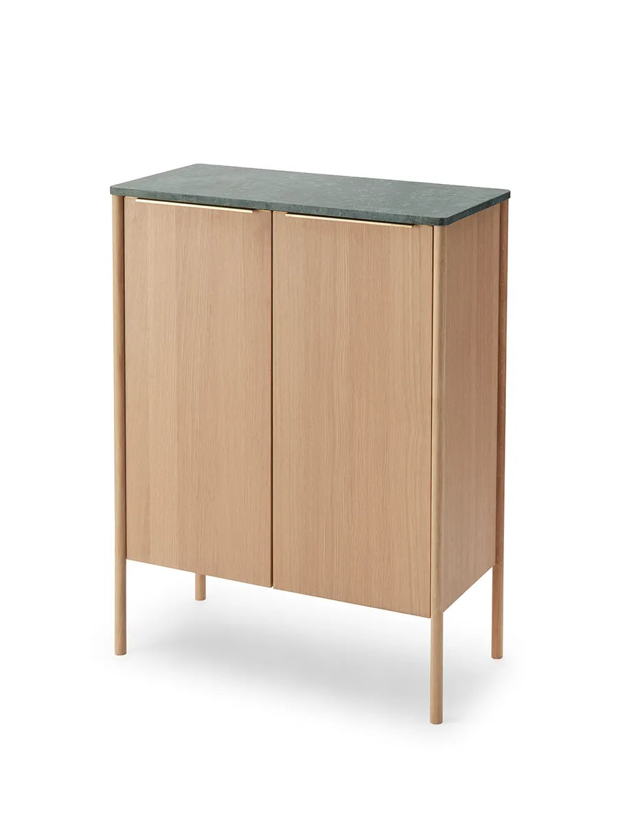 Skagerak Jut High Cabinet fra Fritz Hansen - Olieret eg & grøn marmor - Jacobsen Plus