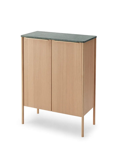 Skagerak Jut High Cabinet fra Fritz Hansen - Olieret eg & grøn marmor - Jacobsen Plus