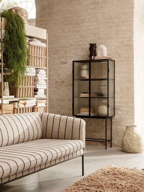 Haze vitrineskab, reeded glass fra Ferm Living - Black - Jacobsen Plus