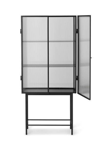Haze vitrineskab, reeded glass fra Ferm Living - Black - Jacobsen Plus