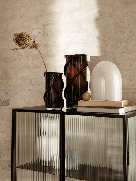 Haze vitrineskab, reeded glass fra Ferm Living - Black - Jacobsen Plus