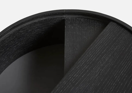 Arc Side Table fra Woud - Black painted ash - Jacobsen Plus