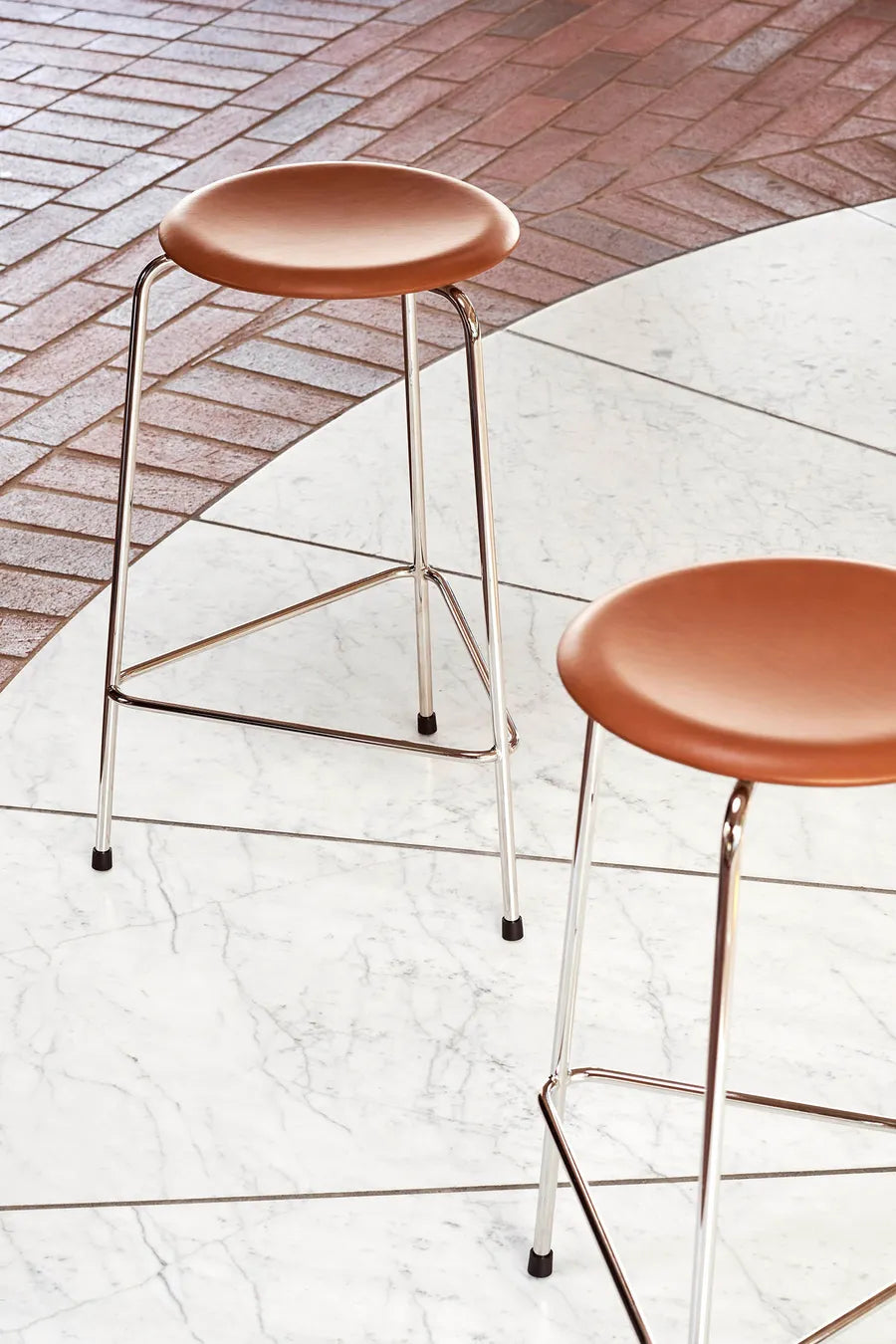 Dot barstol, valnød af Arne Jacobsen - 2 - Jacobsen Plus