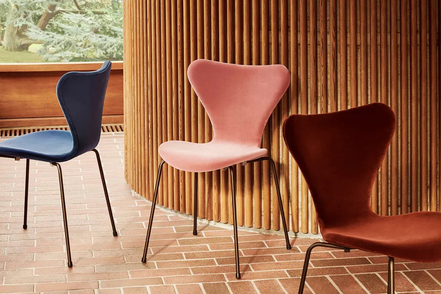 3107 Stol, fuldpolstret velour af Arne Jacobsen - 1 - Jacobsen Plus