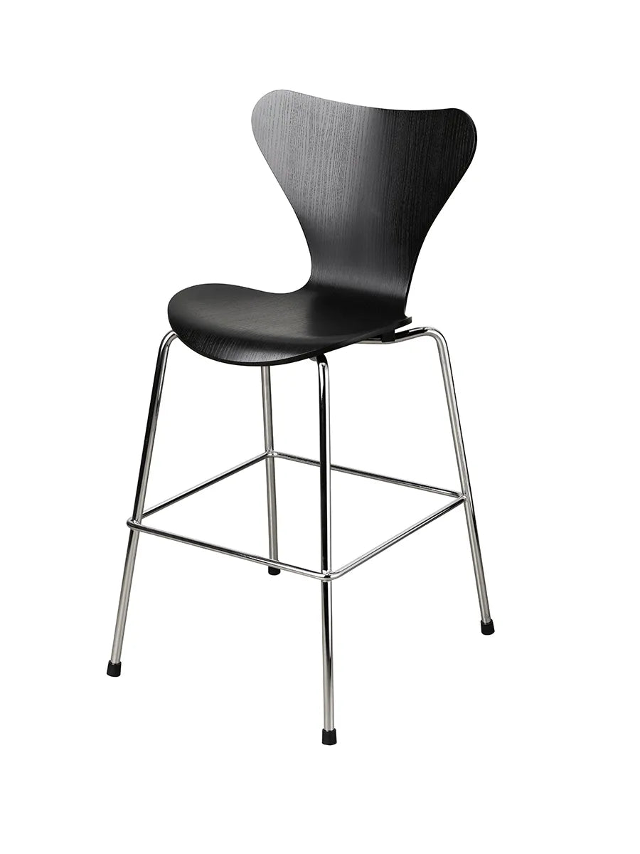 3177 Junior højstol af Arne Jacobsen - Sort ask - Jacobsen Plus