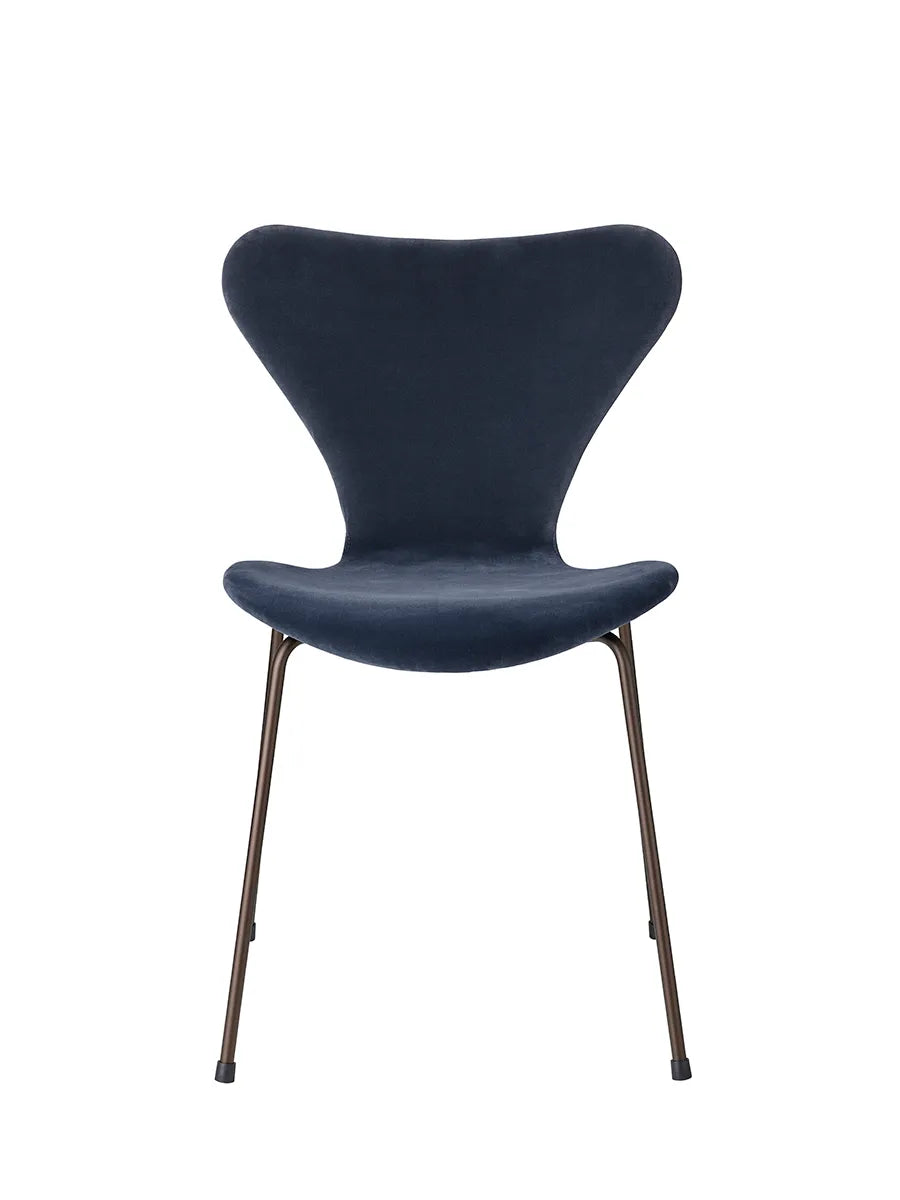 3107 Stol, fuldpolstret velour af Arne Jacobsen - Grey blue - Jacobsen Plus