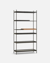 Tray Shelf, høj fra Woud - Black: 4 wide, 1 short - Walnut: 1 short - Jacobsen Plus