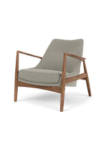 The Seal Lounge Chair, Low Back fra Audo Copenhagen - Valnød - Re-Wool 218 - Jacobsen Plus