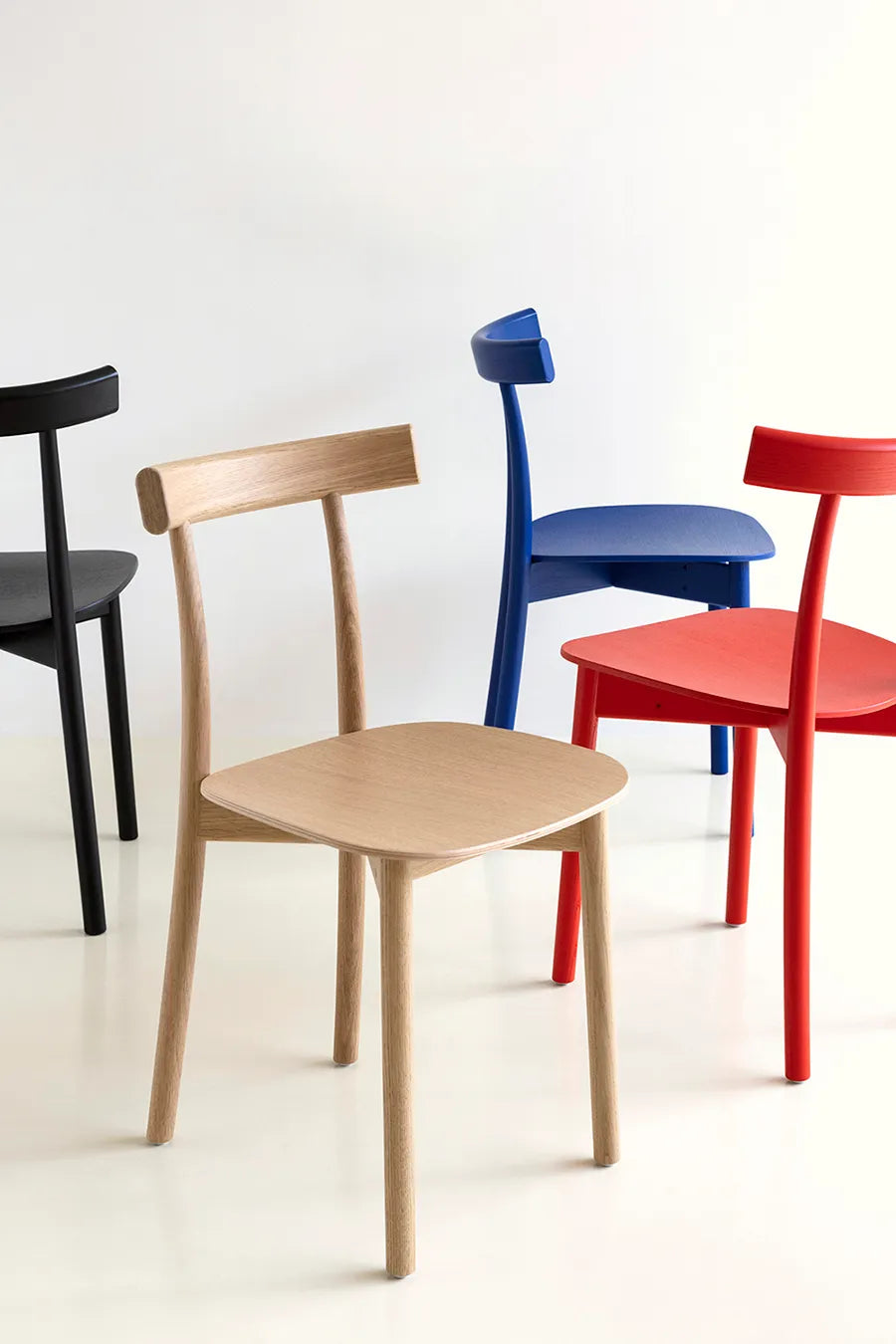 Skinny wooden chair, ash/red fra Nine