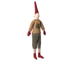 Pixy nisse size 3 – Dreng med bukser og stik med kvist fra Maileg