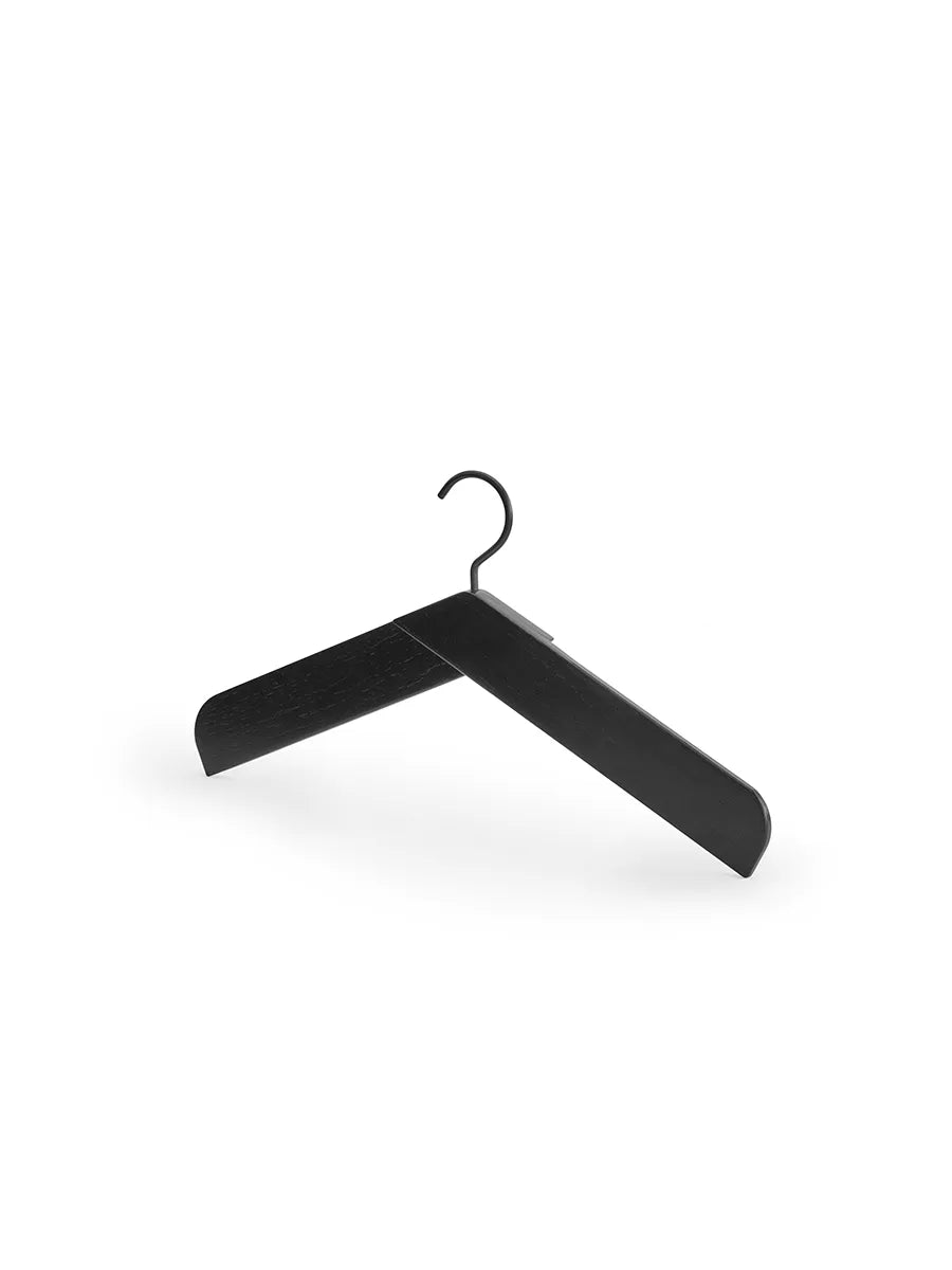 Skagerak Collar Hanger fra Fritz Hansen - Sortlakeret eg - Jacobsen Plus