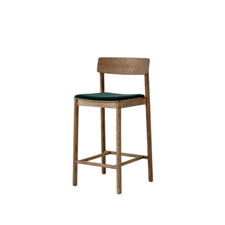 Betty TK14 counterstol med polster fra &Tradition - Røget eg med Gentle 0973 - Jacobsen Plus