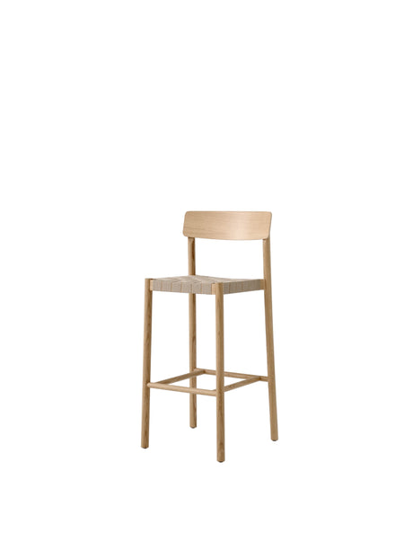 Betty TK15 Bar Chair fra &Tradition - Lakeret eg med natur flet - Jacobsen Plus