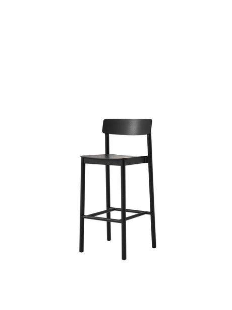 Betty TK16 Bar Chair fra &Tradition - Sort lakeret ask - Jacobsen Plus