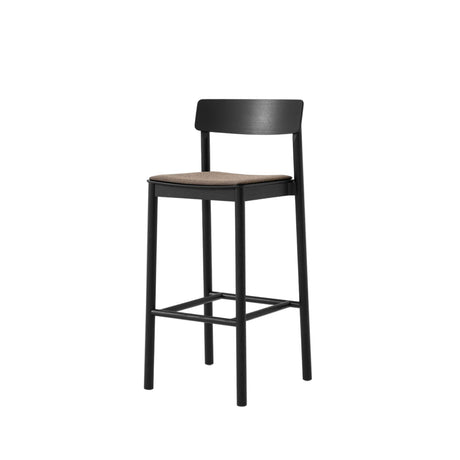 Betty TK17 Bar Chair fra &Tradition - Sort lakeret ask med Fuse 0351 - Jacobsen Plus