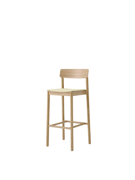 Betty TK17 Bar Chair fra &Tradition - Lakeret eg med Fuse 0421 - Jacobsen Plus