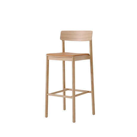 Betty TK17 Bar Chair fra &Tradition - Lakeret eg med Noble læder Cognac - Jacobsen Plus