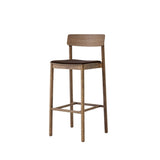 Betty TK17 Bar Chair fra &Tradition - Røget eg med Gentle 0973 - Jacobsen Plus