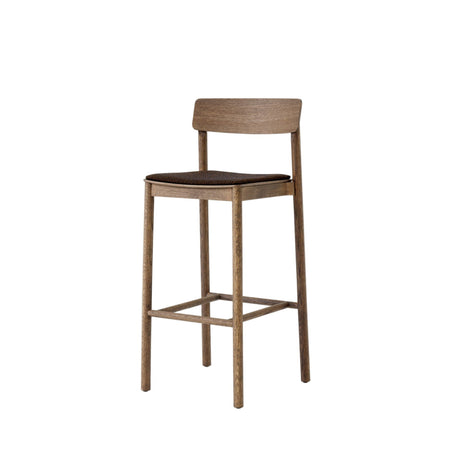 Betty TK17 Bar Chair fra &Tradition - Røget eg med Gentle 0973 - Jacobsen Plus