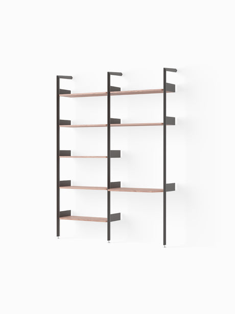 Rombe, Configuration B fra &Tradition - Anthracite w. Lacquered Walnut shelves - Jacobsen Plus
