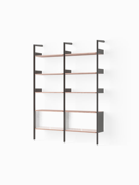 Rombe, Configuration E fra &Tradition - Anthracite w. Lacquered Walnut shelves - Jacobsen Plus