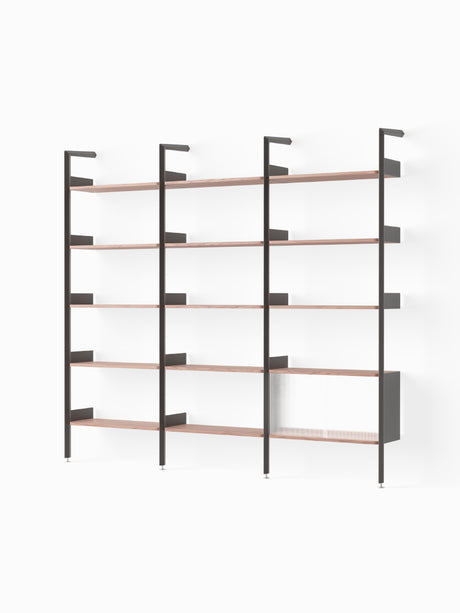 Rombe, Configuration H fra &Tradition - Anthracite w. Lacquered Walnut shelves - Jacobsen Plus