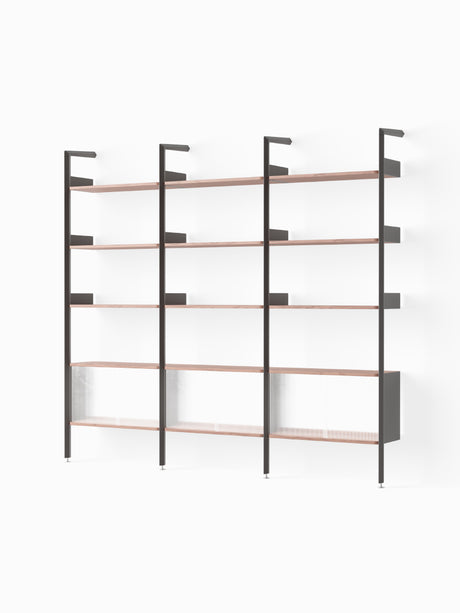 Rombe, Configuration K fra &Tradition - Anthracite w. Lacquered Walnut shelves - Jacobsen Plus