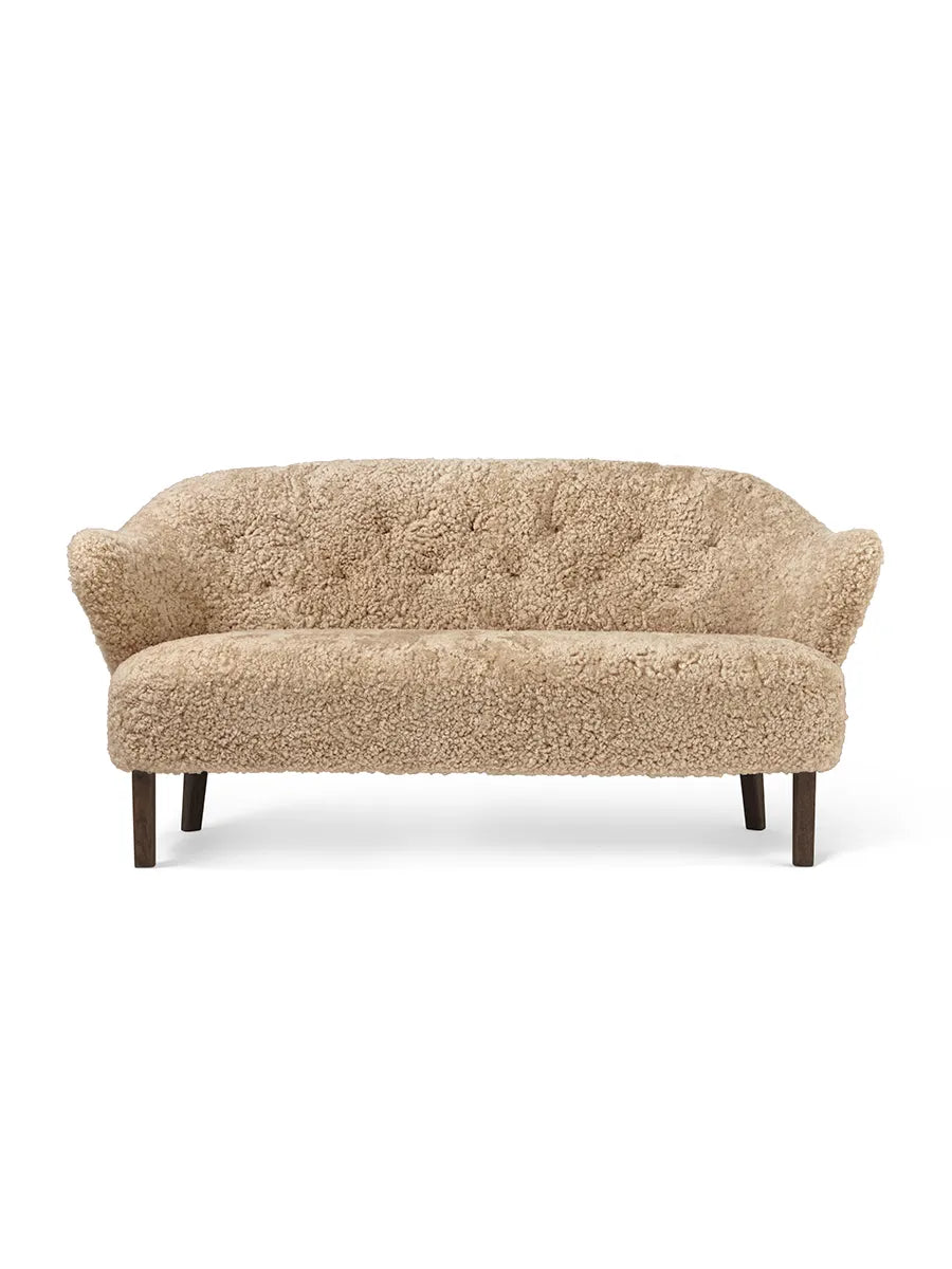 Ingeborg Sofa fra Audo Copenhagen - Fåreskind / Honey / Røget eg - Jacobsen Plus