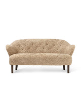 Ingeborg Sofa fra Audo Copenhagen - Fåreskind / Honey / Røget eg - Jacobsen Plus