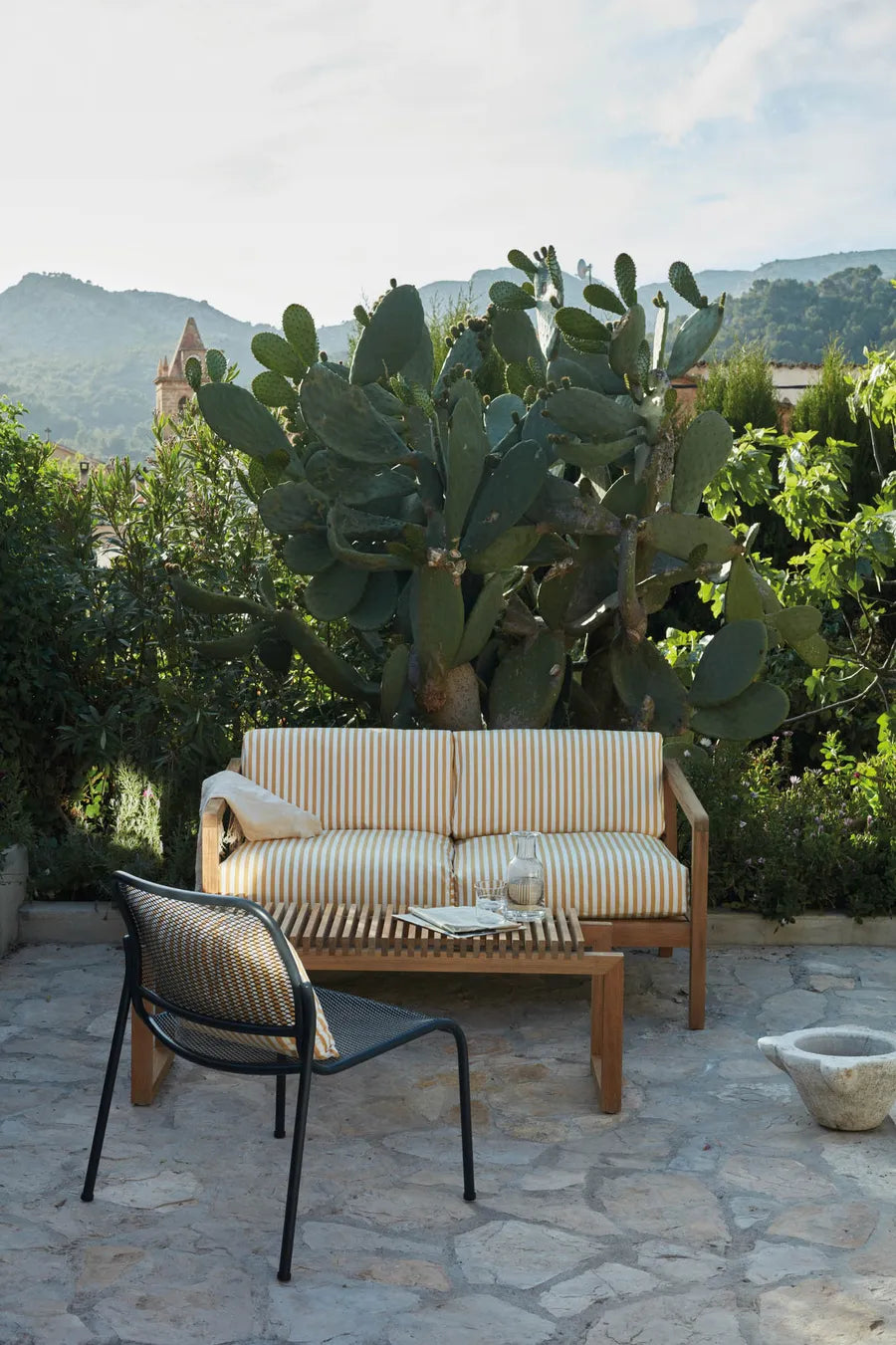 Skagerak Virkelyst 2 pers. Sofa, Golden Yellow Stripe fra Fritz Hansen