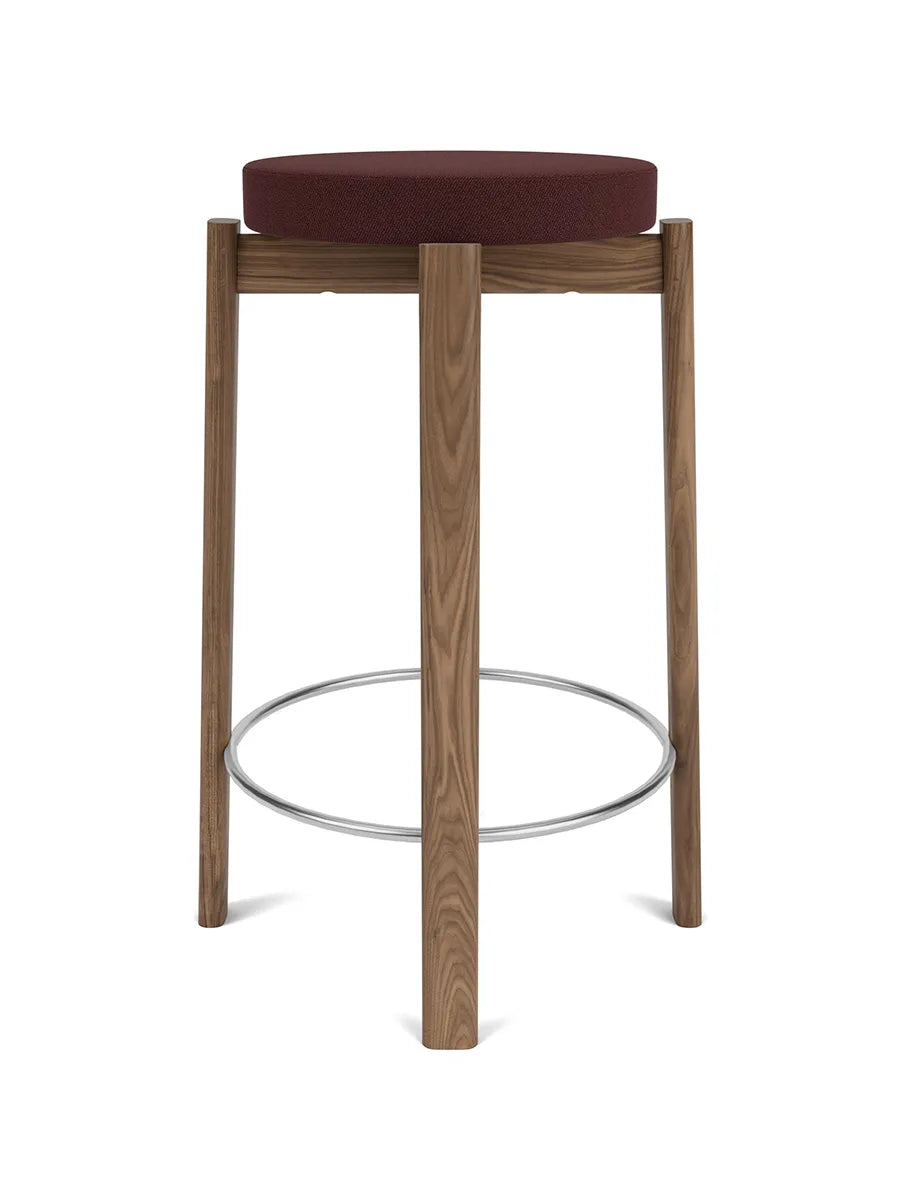 Passage Counter Stool, upholstered fra Audo Copenhagen - Walnut - Vidar 0693 - Jacobsen Plus