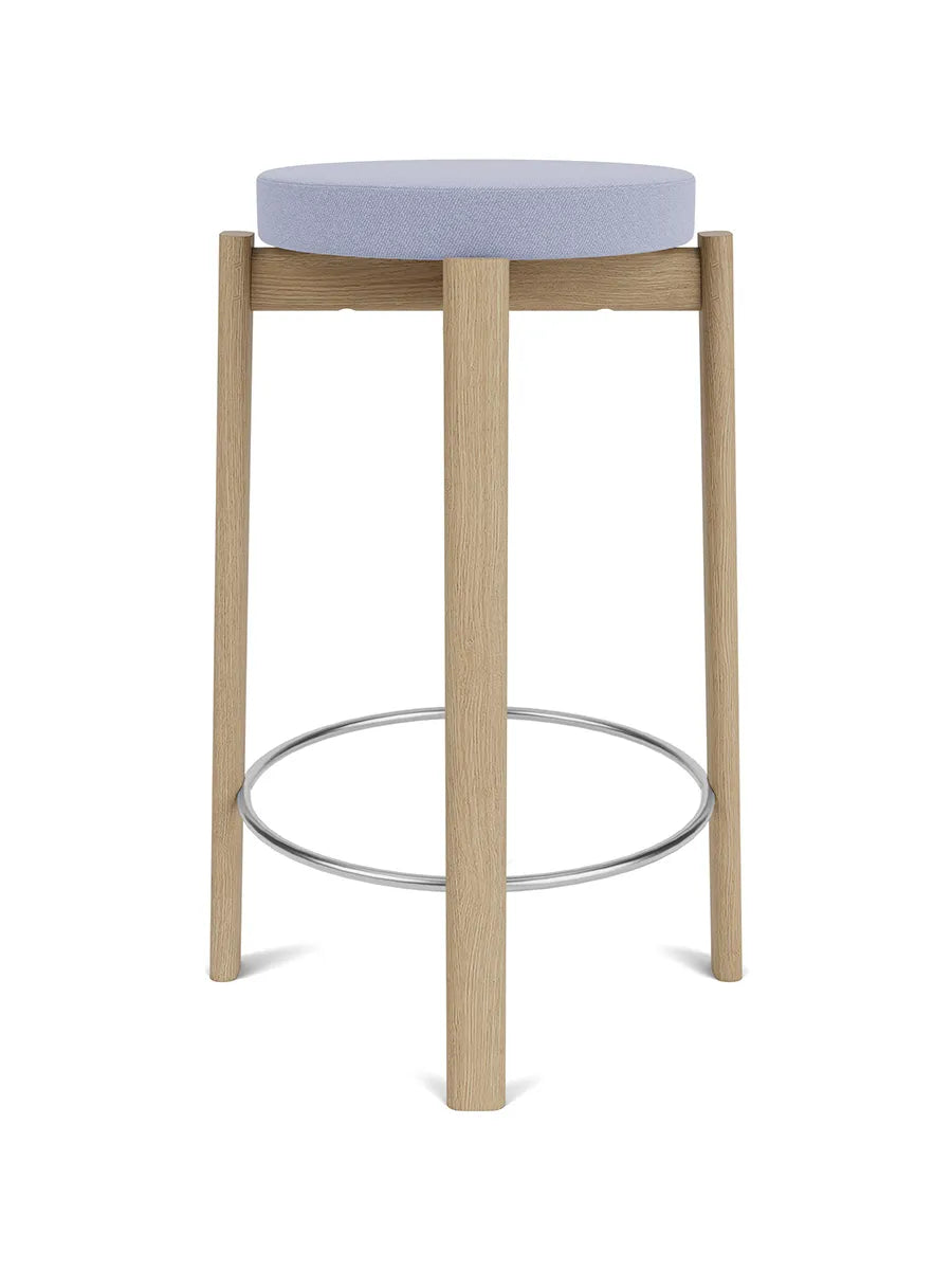 Passage Counter Stool, upholstered fra Audo Copenhagen - Oak - Vidar 0723 - Jacobsen Plus