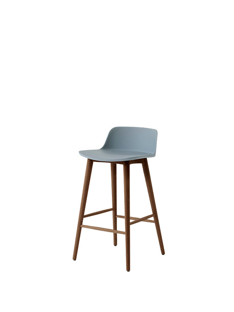 Rely HW118 counter stool, walnut fra &Tradition - Light Blue - Jacobsen Plus