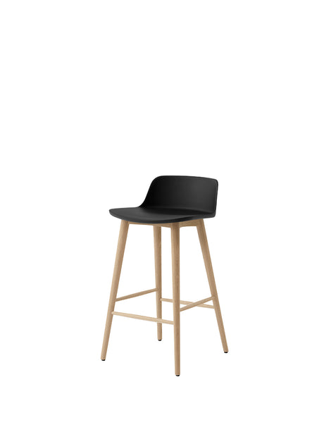 Rely HW118 counter stool, oak fra &Tradition - Black - Jacobsen Plus