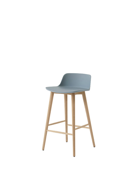 Rely HW118 counter stool, oak fra &Tradition - Light Blue - Jacobsen Plus
