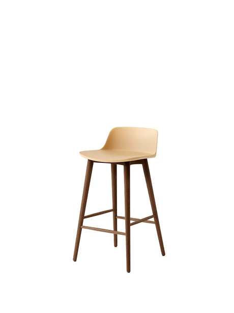 Rely HW118 counter stool, walnut fra &Tradition - Beige Sand - Jacobsen Plus
