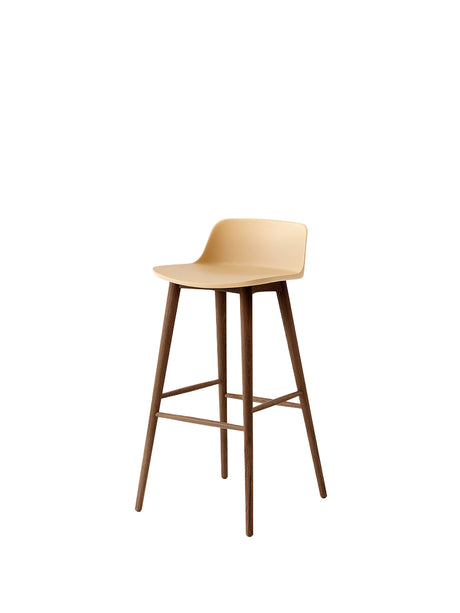 Rely HW123 bar stool, walnut fra &Tradition - Beige Sand - Jacobsen Plus